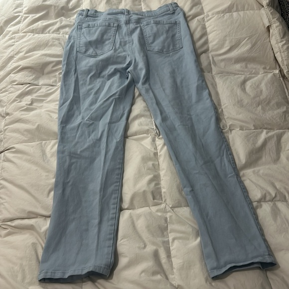 Light Blue Jeans that are straight legged and fit mid waist - Picture 5 of 5